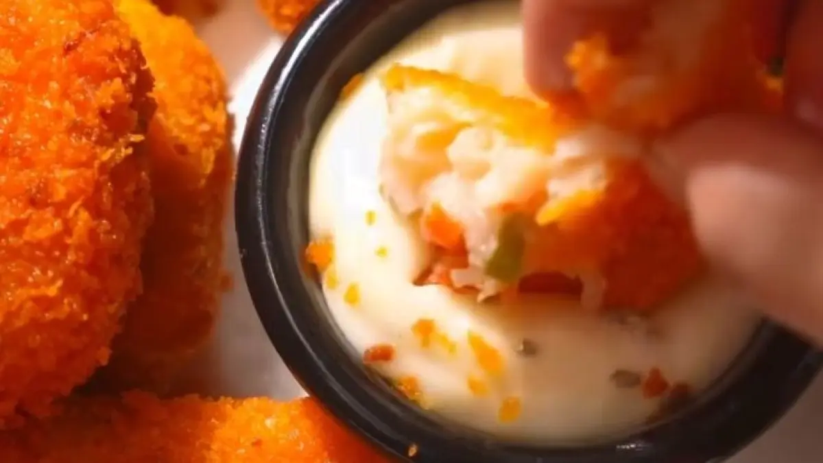 Potret crab rangoon bars gurih dan creamy dengan lapisan crispy. (Instagram: @ammirene)