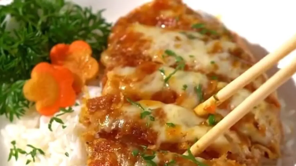 Potret curry katsu parmigiana yang crispy namun dibalur keju lumer. (Instagram: @namichilie)