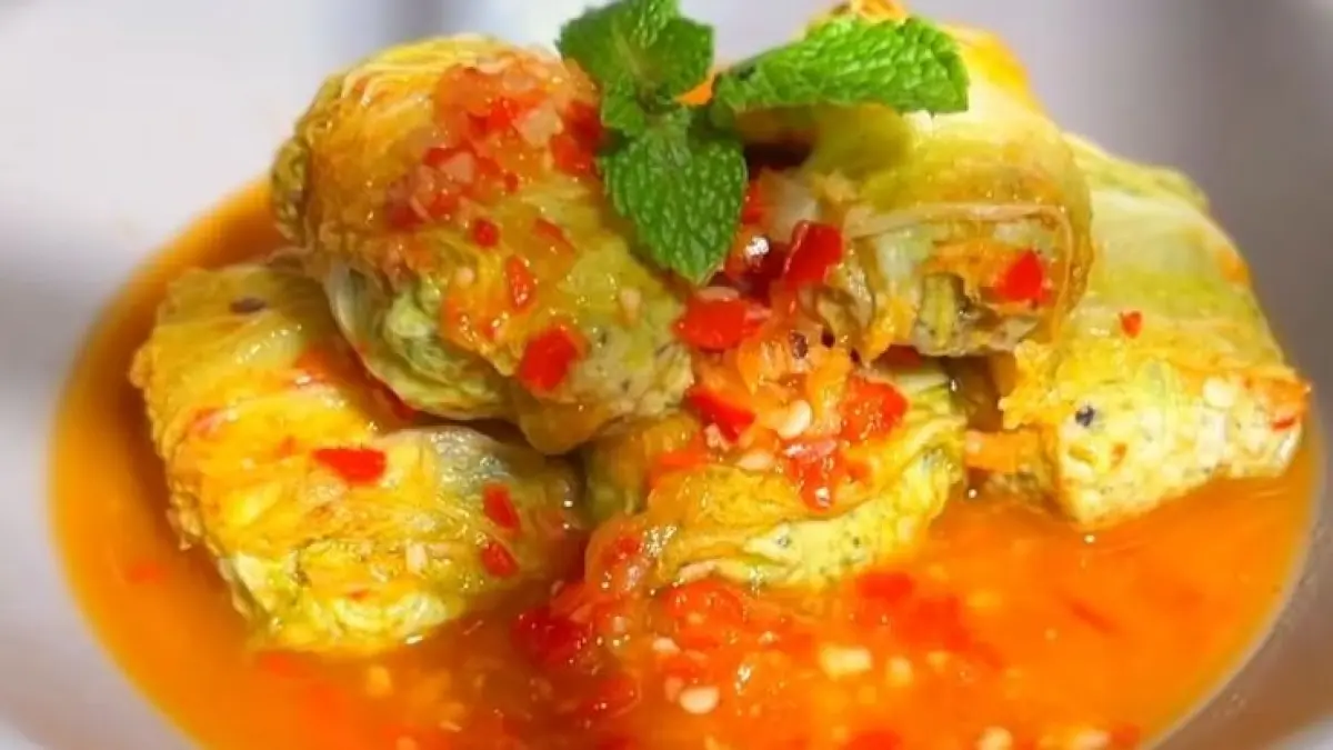 Potret sawi gulung isi ayam tinggi protein yang sehat tanpa gorengan. (Instagram: @hi.namyraaa)
