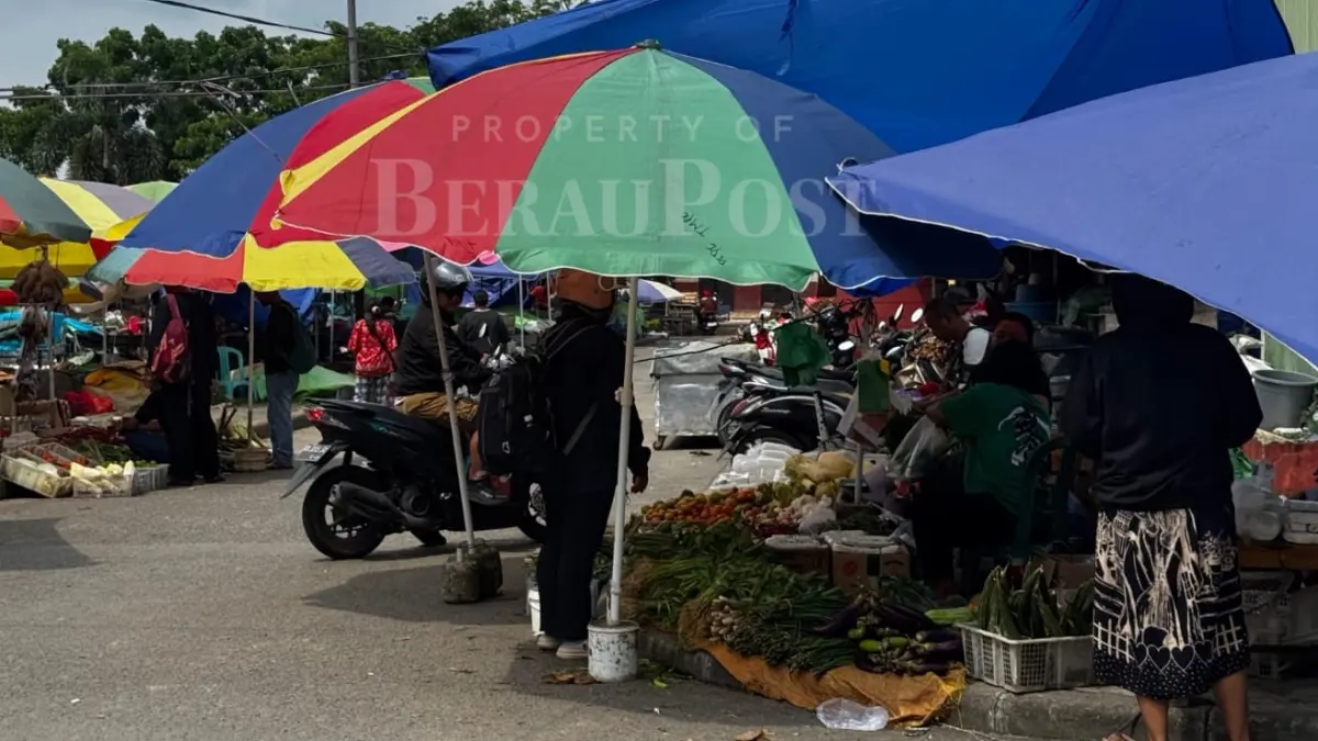 BAKAL LEBIH PROFESIONAL: Salah satu potret pedagang yang menjajakan dagangannya di luar bangunan Pasar SAD. Pengelolaan PSAD sendiri ke depan akan lebih profesional. (SENO/BP)