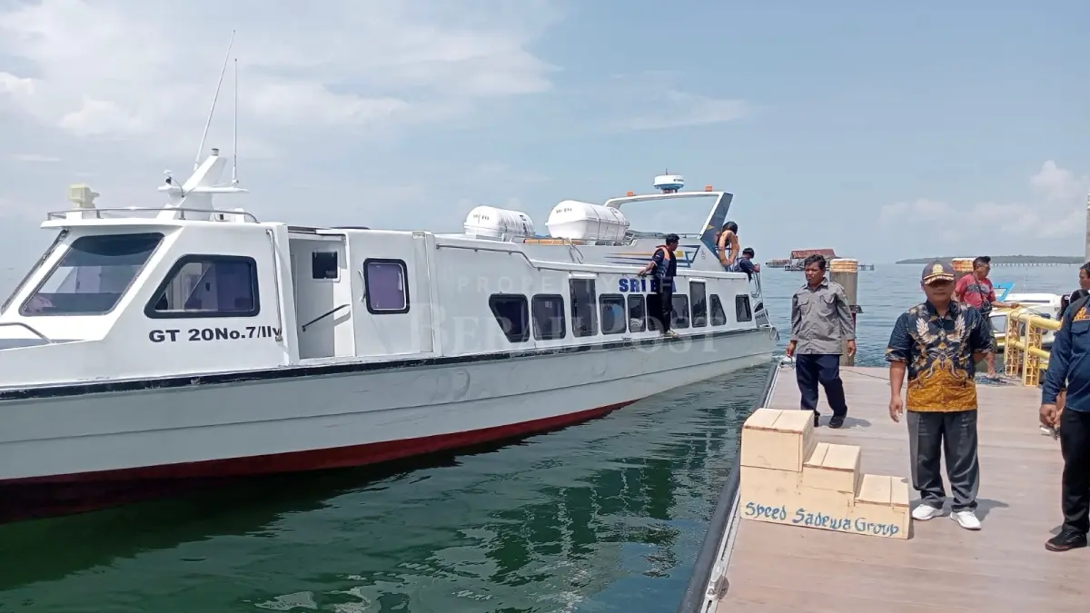 JAGA KESELAMATAN: Petugas UPT Dermaga Sidayang Tanjung Batu bersama Petugas KUPP Kelas II Tanjung Redeb rutin melaksanakan pengawasan pada jalannya transportasi air. (SENO/BP)