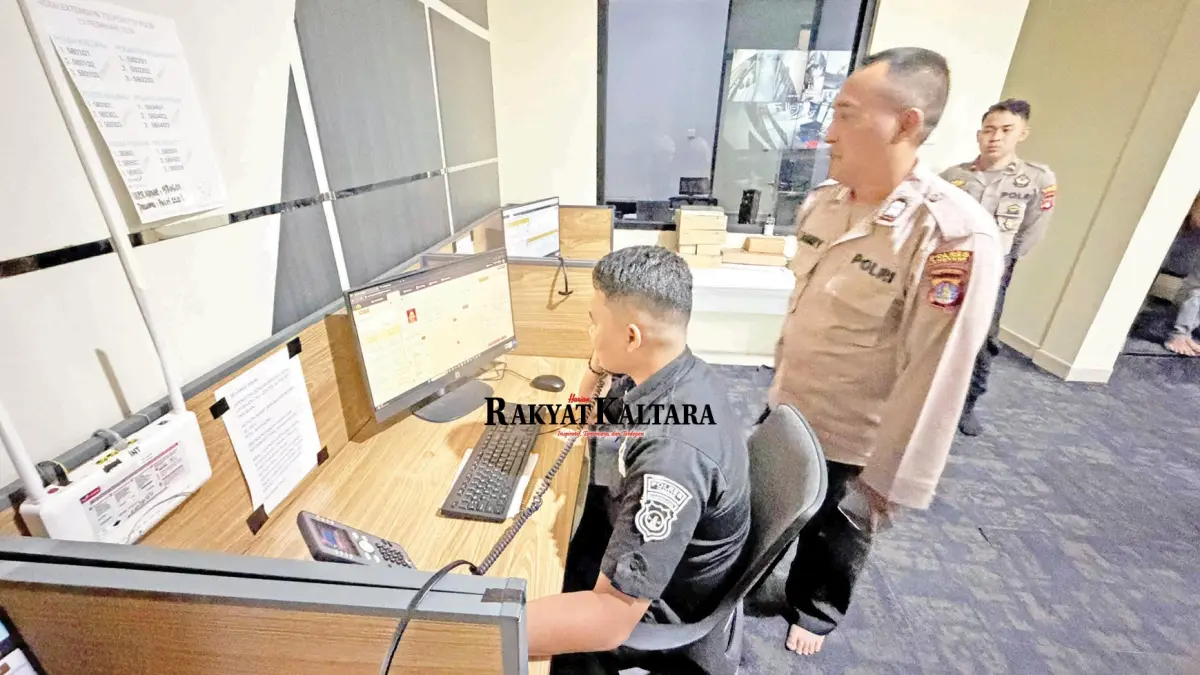 TERIMA LAPORAN: Operator Call Center 110 terima laporan masyarakat di Command Center Polres Tarakan. (SEPTIAN ASMADI/HRK)