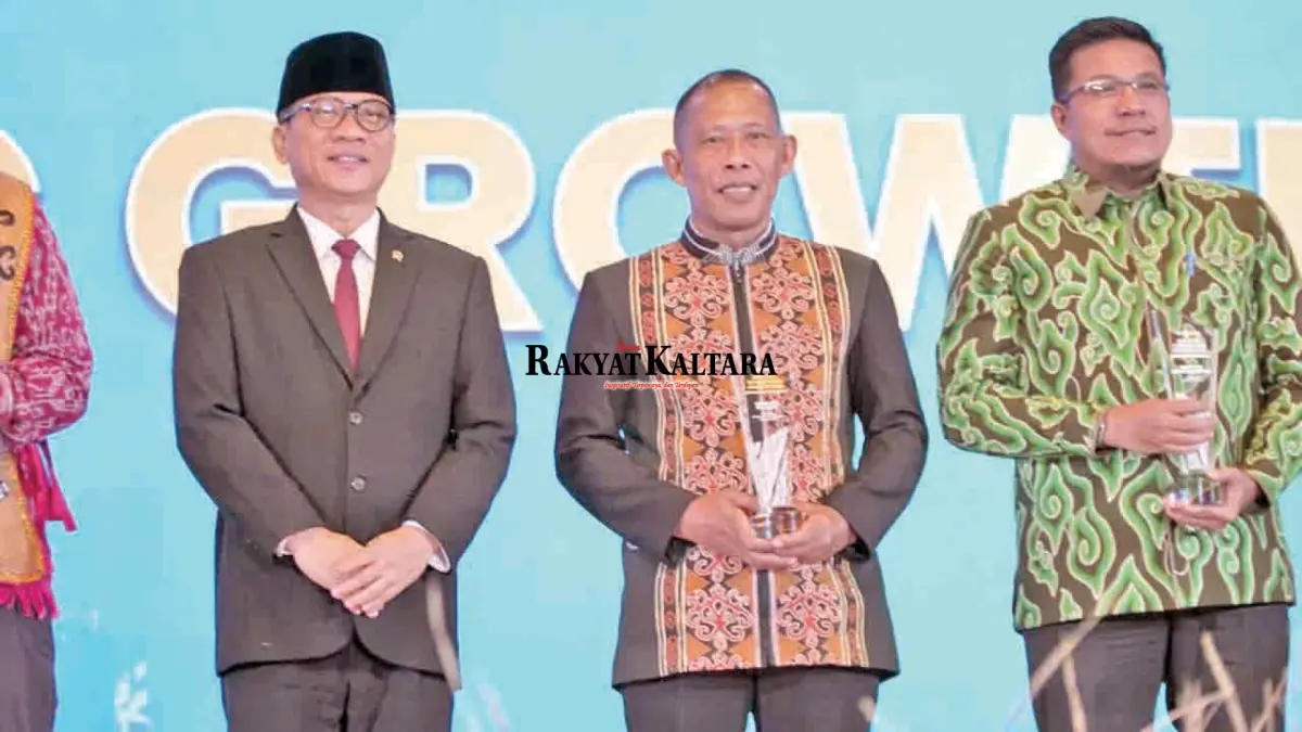 TERIMA PENGHARGAAN: Bupati Bulungan Syarwani (tengah) menerima penghargaan bergengsi National Governance Awards “Sinergi Nusantara untuk Indonesia Emas” 2026. (PEMKAB BULUNGAN)