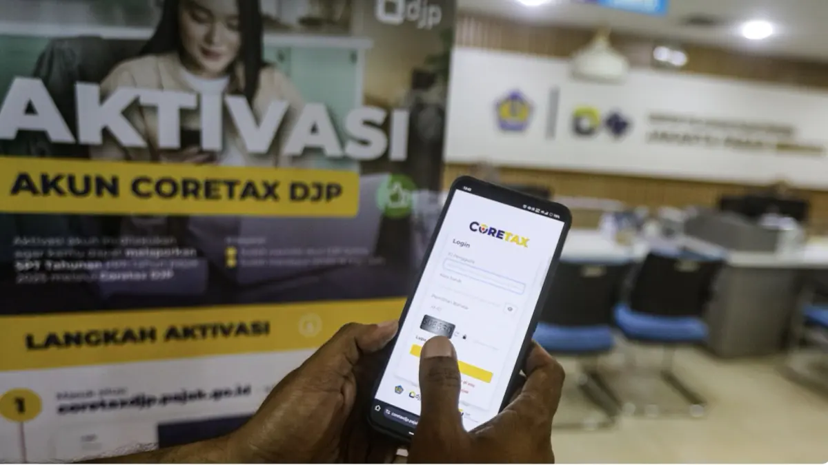 Warga melakukan aktivasi akun Coretax secara mandiri di Kantor Pelayanan Pajak (KPP). (Jawapos.com)