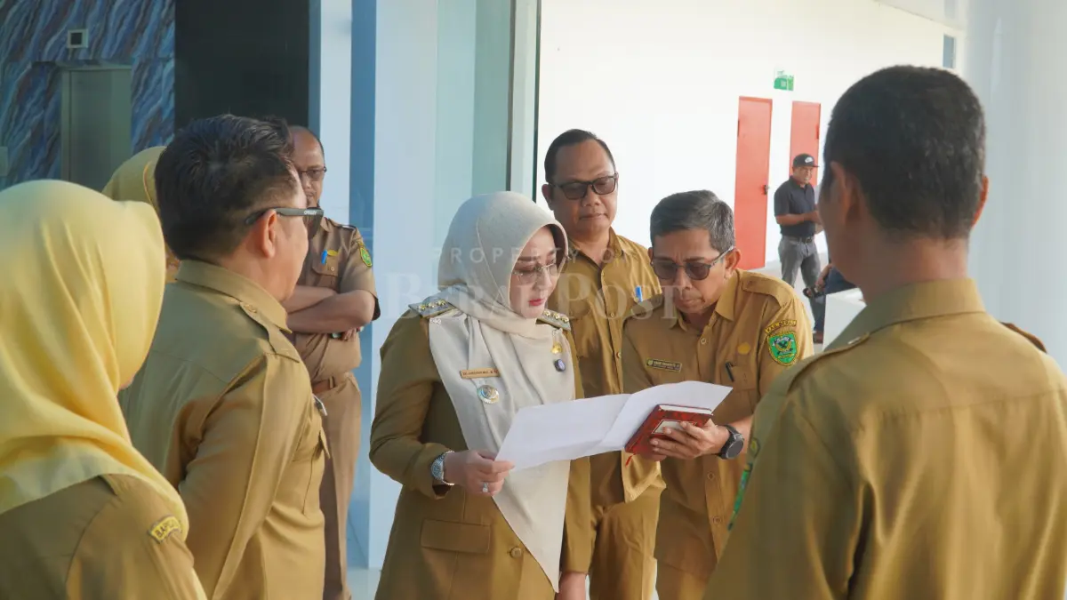 DITINJAU: Bupati Berau Sri Juniarsih saat meninjau kesiapan RSUD Tanjung Redeb yang rencananya segera beroperasi. (MARNI/BP)