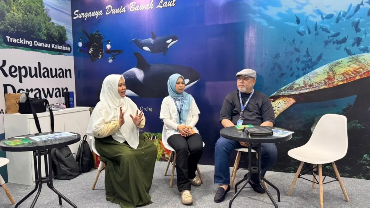 KUNJUNGI: Wakil Bupati Berau Gamalis saat mengunjungi stand Disbudpar Berau di ajang DXI tahun 2026, belum lama ini. (DISBUDPAR UNTUK BERAU POST)