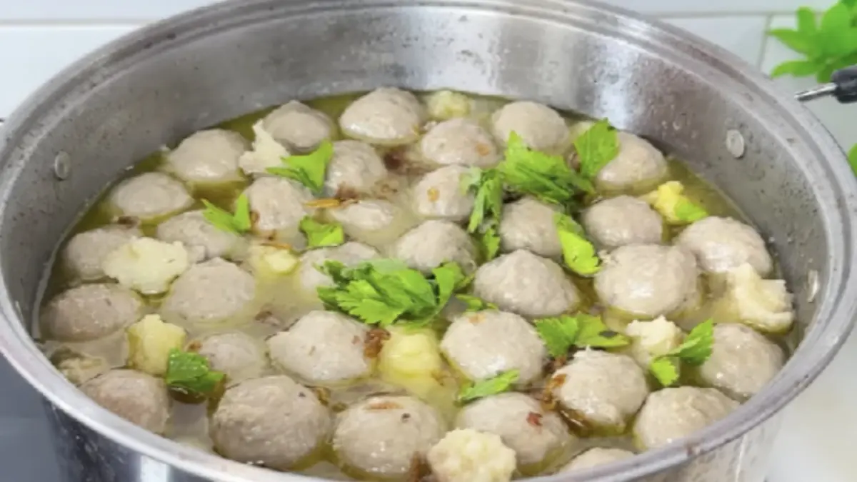 Resep kuah bakso bening yang segar dan enak (Dok. YouTube Ika Mardatillah)