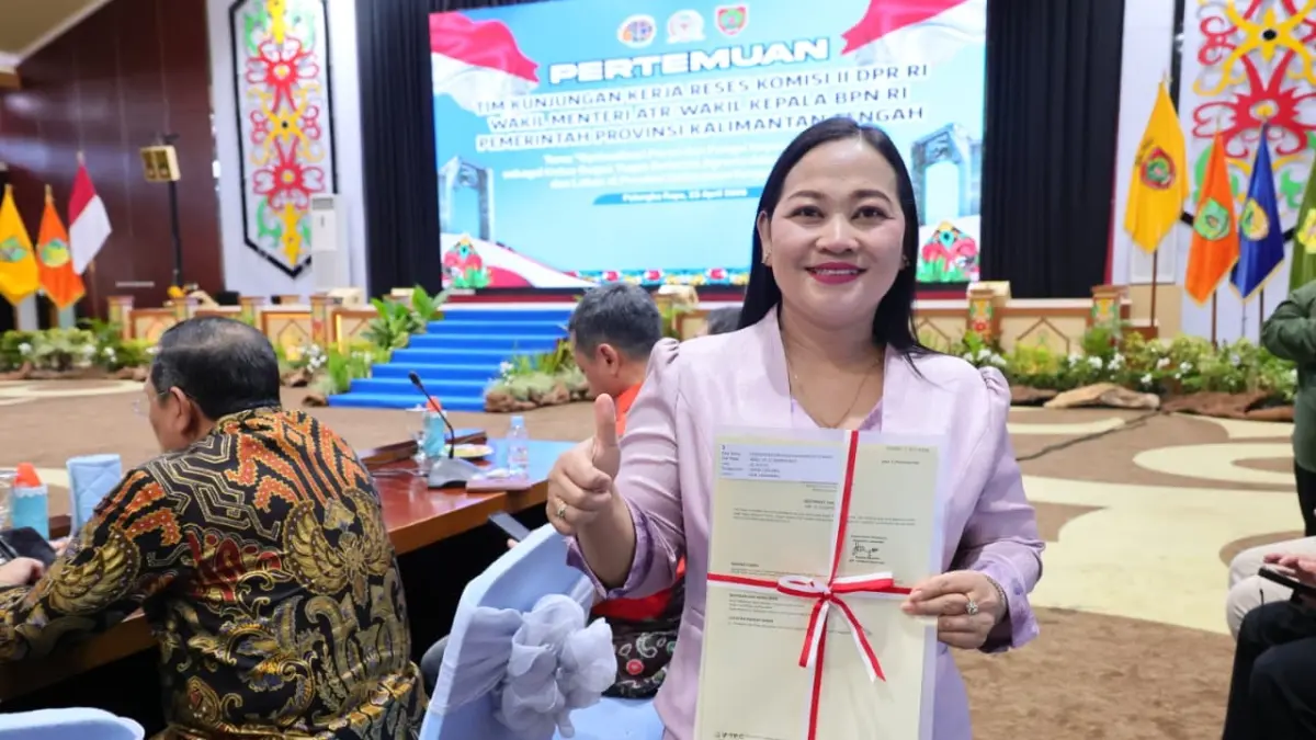 Wakil Menteri ATR/Wakil Kepala BPN, Ossy Dermawan, menyerahkan sejumlah sertipikat tanah dalam agenda Kunjungan Kerja Reses Komisi II DPR RI di Palangka Raya.
