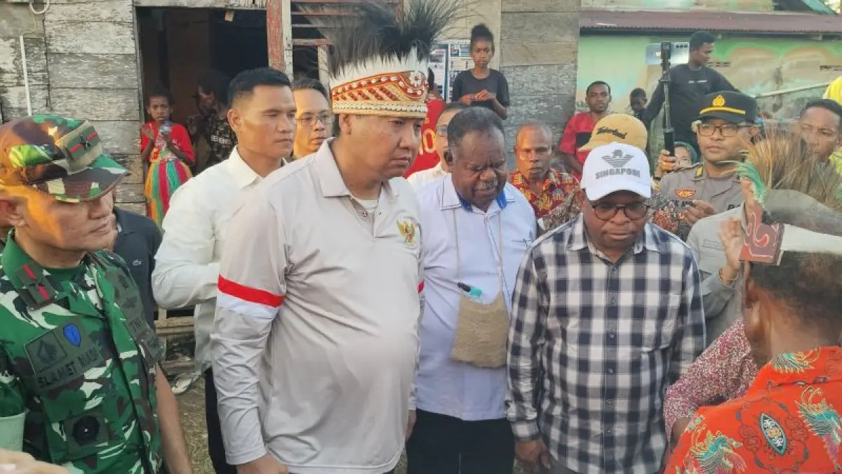 TARGET SATU TAHUN: Menteri Perumahan dan Kawasan Permukiman (PKP) Maruarar Sirait didampingi Gubernur Papua Barat Daya Elisa Kambu dan Wali Kota Sorong Septinus Lobat mengunjungi Kampung Kokoda sebagai penerima bantuan Program BSPS, Sabtu (25/4). (ANTARA)