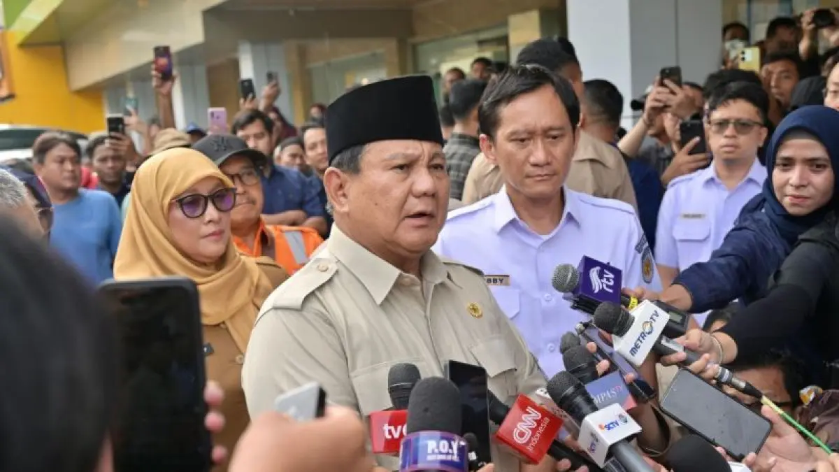 ANGGARKAN PERBAIKAN: Presiden RI Prabowo Subianto memberikan keterangan pada wartawan usai menjenguk korban kecelakaan kereta listrik dengan kereta api di RSUD dr. Chasbullah Abdulmadjid, Kota Bekasi, Selasa (28/4). (ANTARA)