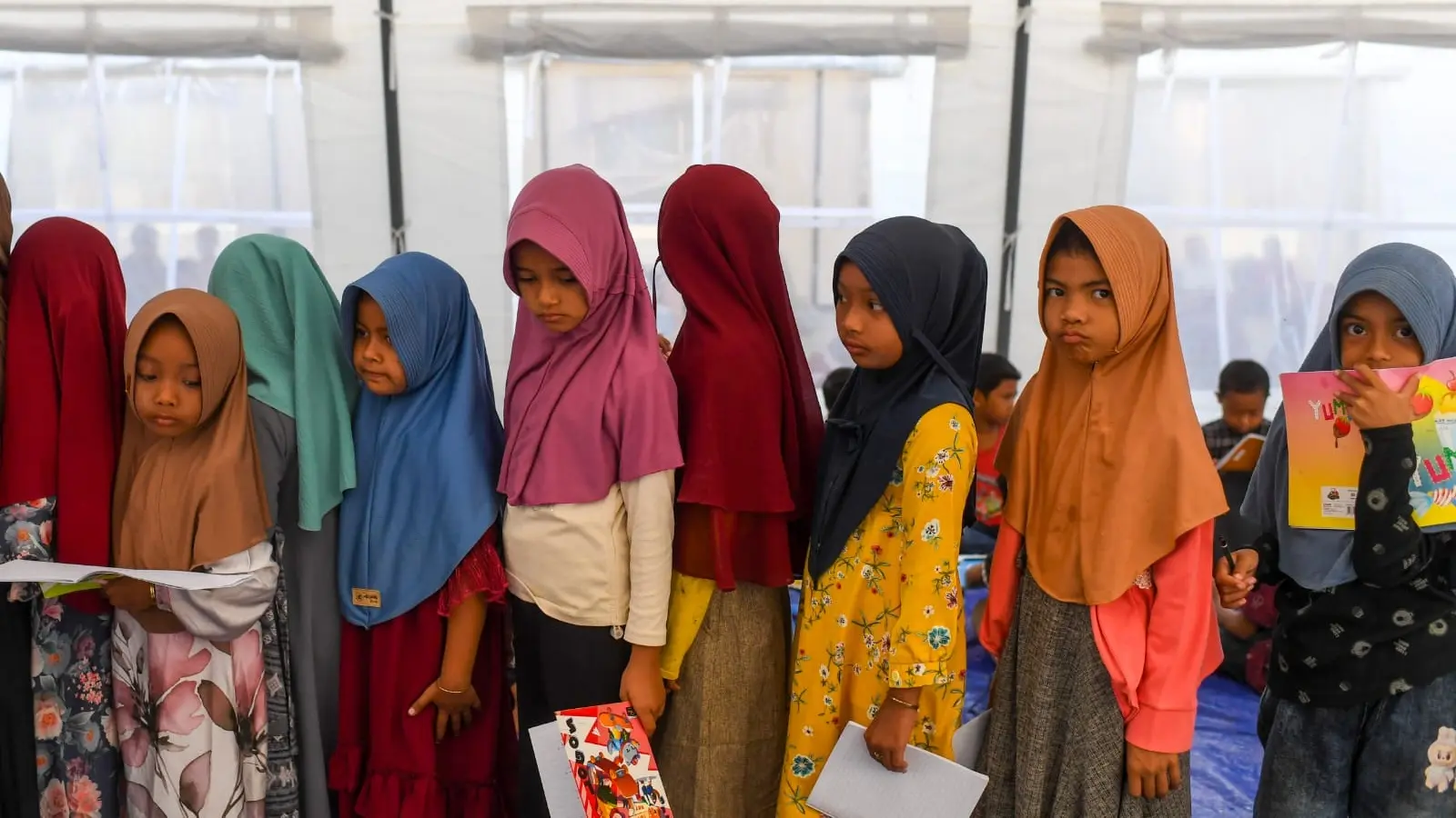 ANTUSIAS: Beberapa siswi tetap antusias ingin belajar pascabencana di tenda darurat. (NOVA WAHYUDI UNTUK BP)