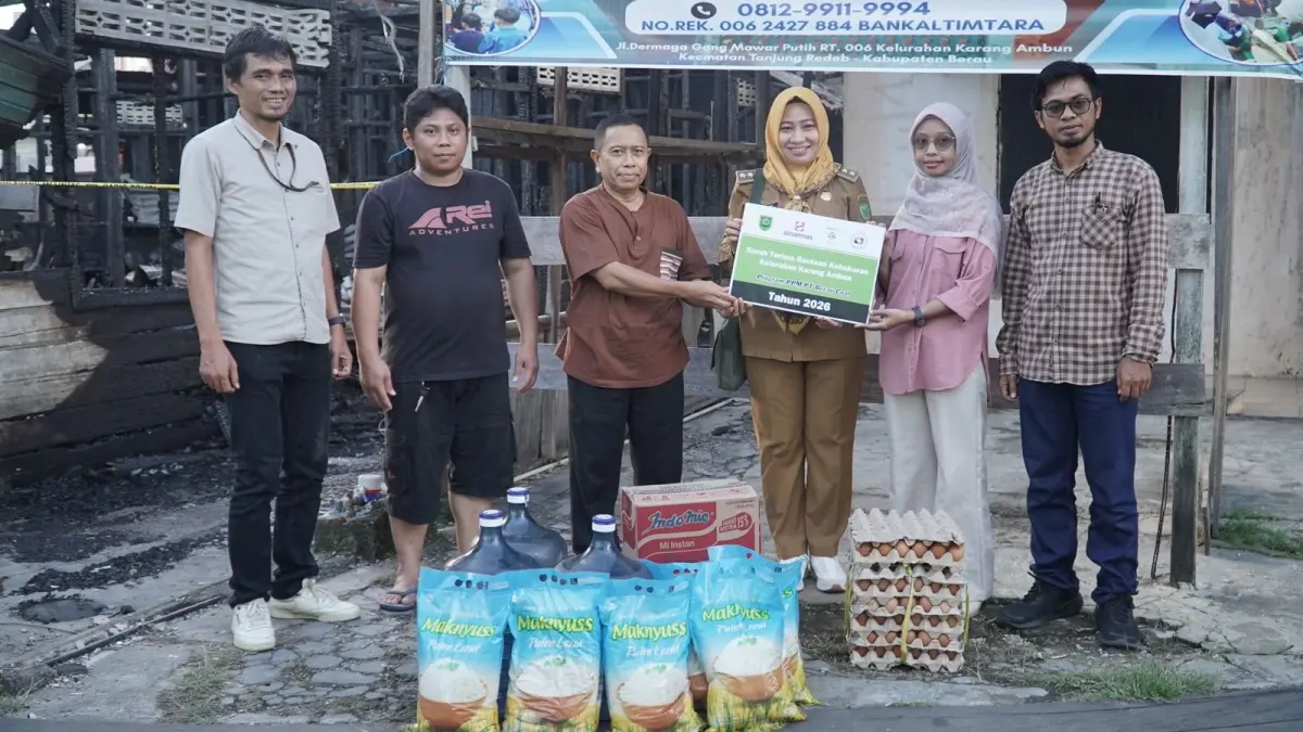 BENTUK KEPEDULIAN: Jajaran Berau Coal saat menyalurkan bantuan kepada para korban di dua lokasi yang tertimpa musibah. (PT BERAU COAL UNTUK BP)