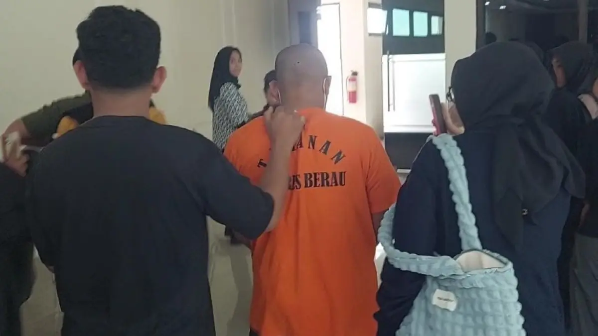 DIGIRING: Pelaku kasus pencabulan anak di bawah umur dibawa ke ruang tahanan Mapolres Berau, beberapa waktu lalu. (BERAU POST)