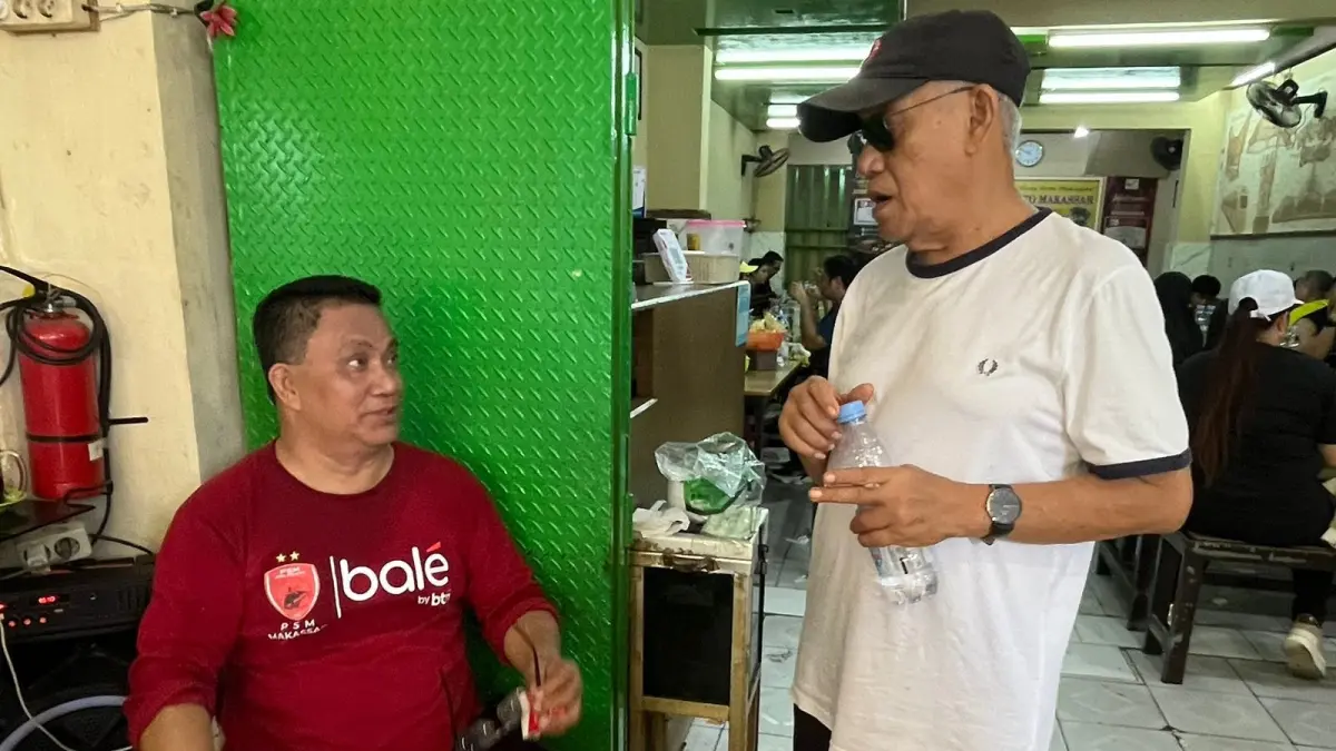 DISKUSI: Daeng Tayang dan Daeng Sikra diskusi soal Coto Makassar. (DOK PRIBADI)