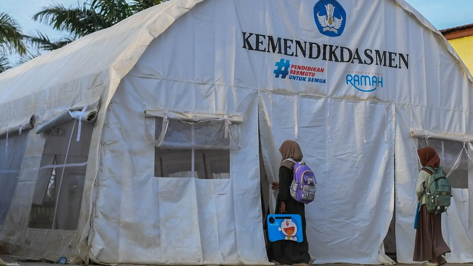 FASILITAS DARURAT: Sejumlah siswa berjalan menuju tenda darurat untuk mengikuti kegiatan belajar mengajar di SD SD Negeri 4 Tanah Jambo Aye. (NOVA WAHYUDI UNTUK BP)