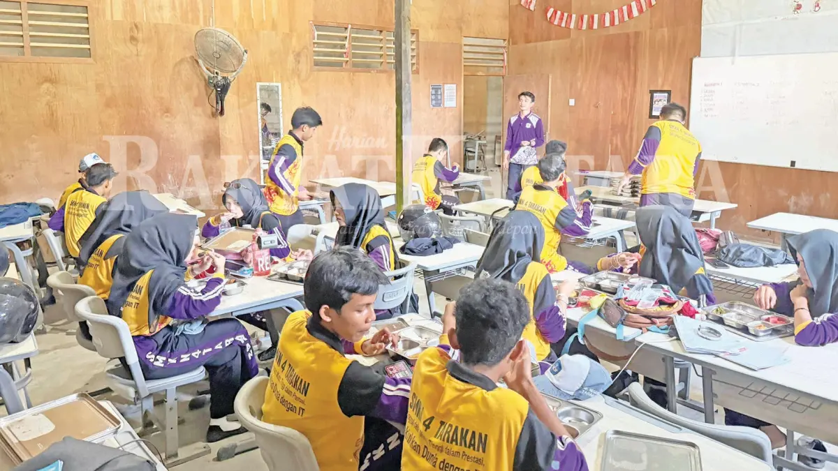 IMBAUAN SISWA: Paul Soni beri arahan siswa saat jam makan siang di SMKN 4 Tarakan, Selasa (28/4). (SEPTIAN ASMADI/HRK)
