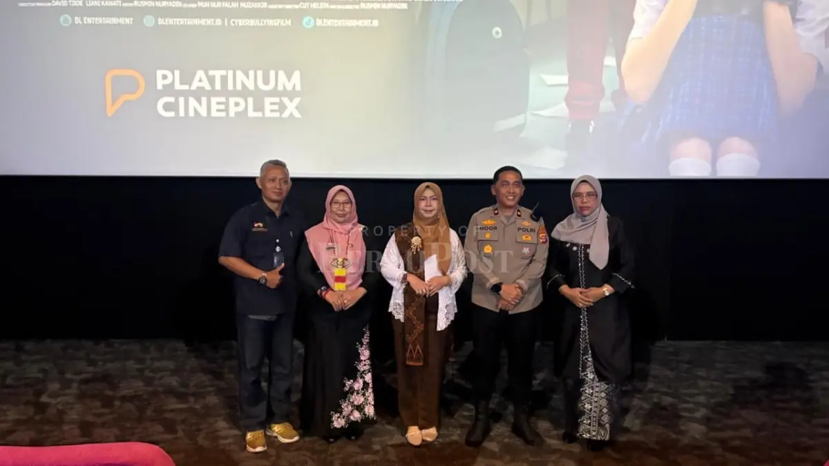NOBAR: Kepala Dinas Pendidikan, Mardiatul Idalisah berfoto bersama usai menonton film tentang edukasi bullying di salah satu bioskop di Tanjung Redeb. (BERAU POST)