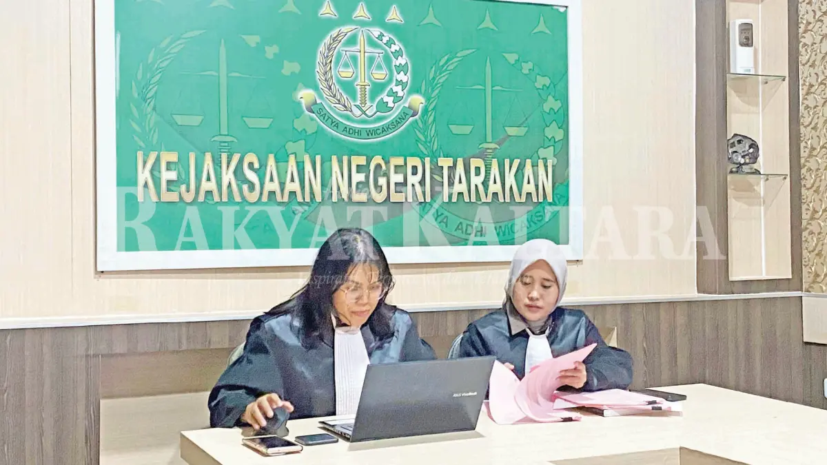 PEMBACAAN TUNTUTAN: Jaksa pada perkara penyimpangan KUR bacakan tuntutan terdakwa pada sidang daring, Senin (27/4). (KEJARI TARAKAN UNTUK HRK)