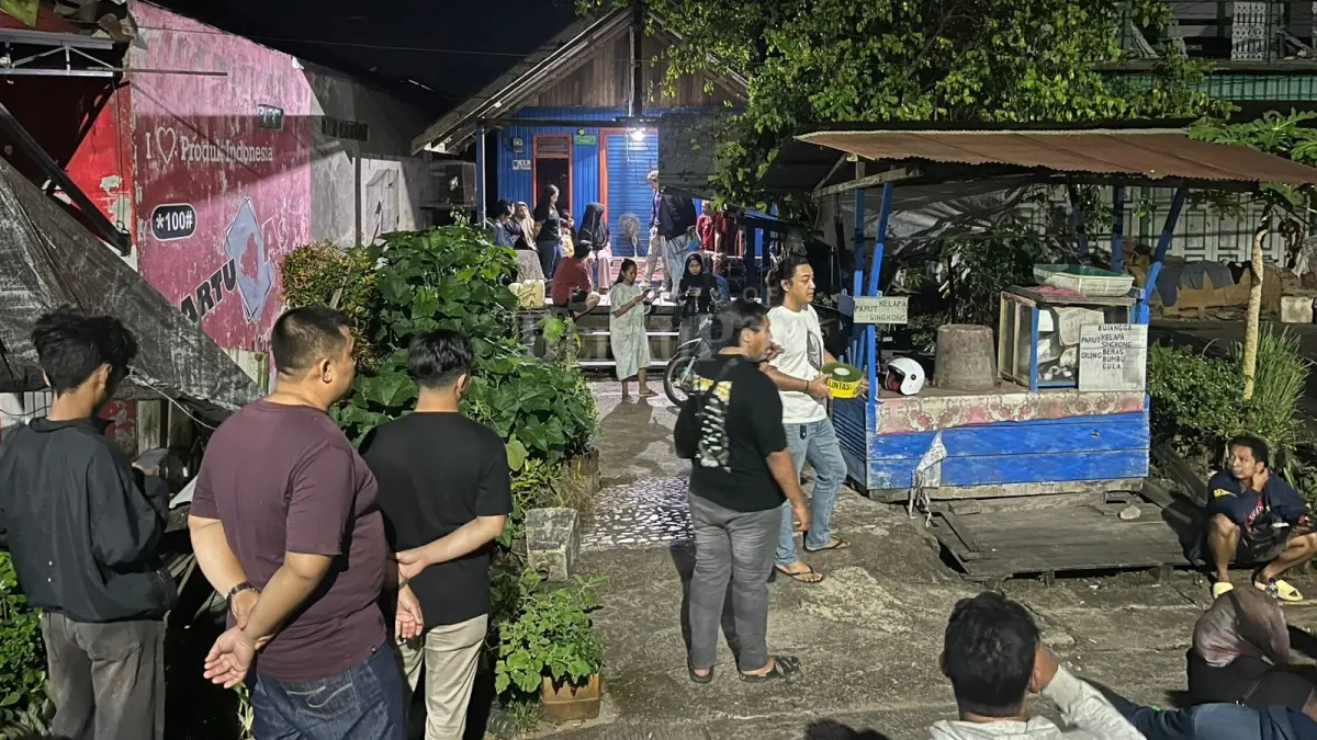 PENCARIAN: Ratusan warga bersama pihak kepolisian berupaya melakukan pencarian terhadap pelaku penikaman yang diduga kabur ke semak-semak. (BERAU POST)