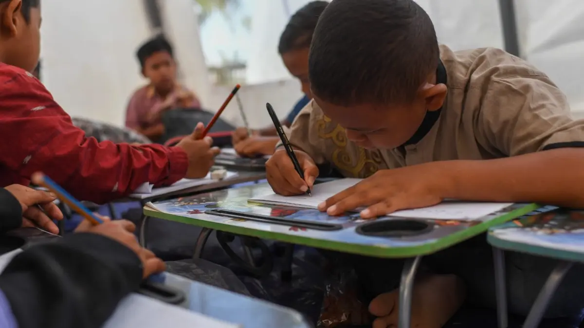 TETAP BELAJAR: Sejumlah siswa mengikuti kegiatan belajar mengajar di tenda darurat di SD Negeri 4 Tanah Jambo Aye, Tanjung Ara, Tanah Jambo Aye, Aceh Utara. (NOVA WAHYUDI UNTUK BP)