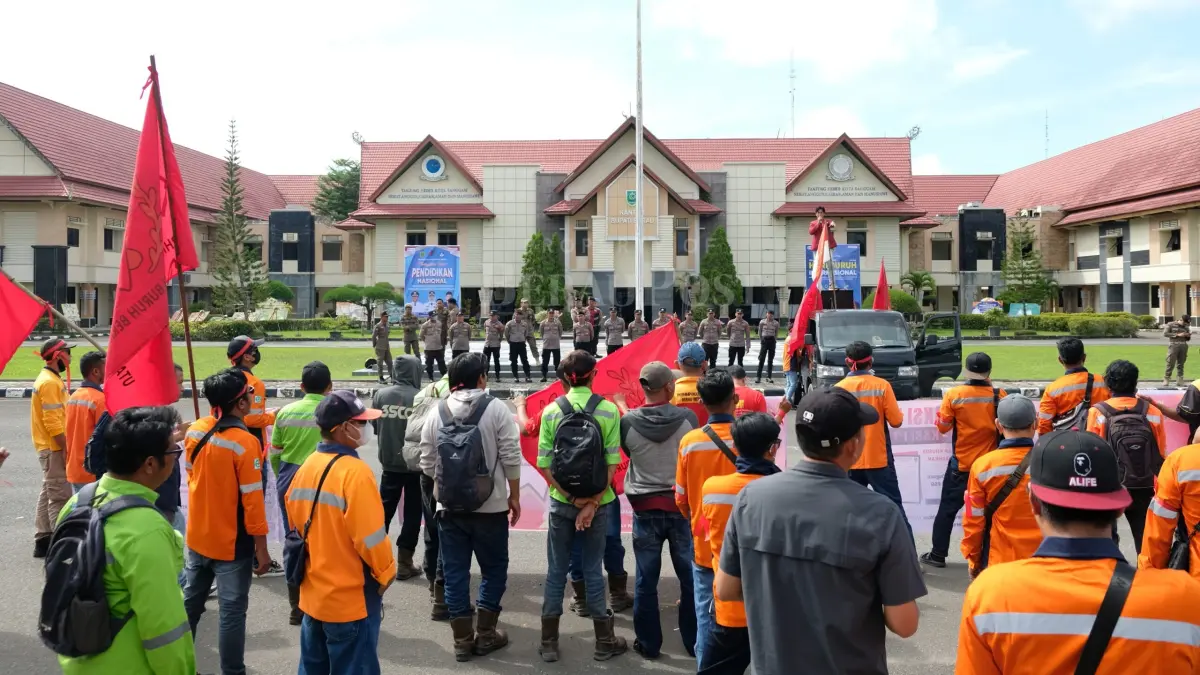 ILUSTRASI: May Day tahun lalu para buruh berkumpul di halaman kantor bupati Berau untuk menyampaikan aspirasi mereka. (BERAUPOST)