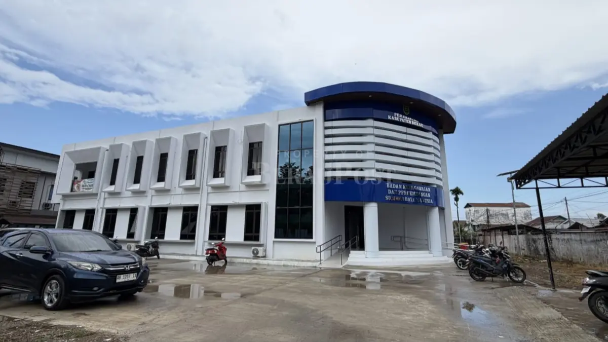 LANJUTAN REHAB: Rehab total Kantor BKPSDM Berau kembali dilanjutkan oleh DPUPR Berau, dengan fokus pada penyempurnaan fasilitas penunjang. (IZZA/BP)