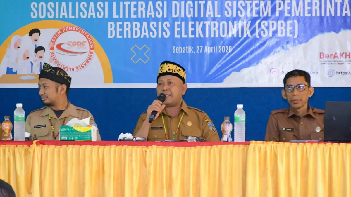 LITERASI: Kepala DKISP Kaltara Iskandar, (tengah) membuka kegiatan Sosialisasi Sistem Pemerintahan Berbasis Elektronik di SMA Negeri 1 Sebatik, Senin (27/4). (DKISP KALTARA)