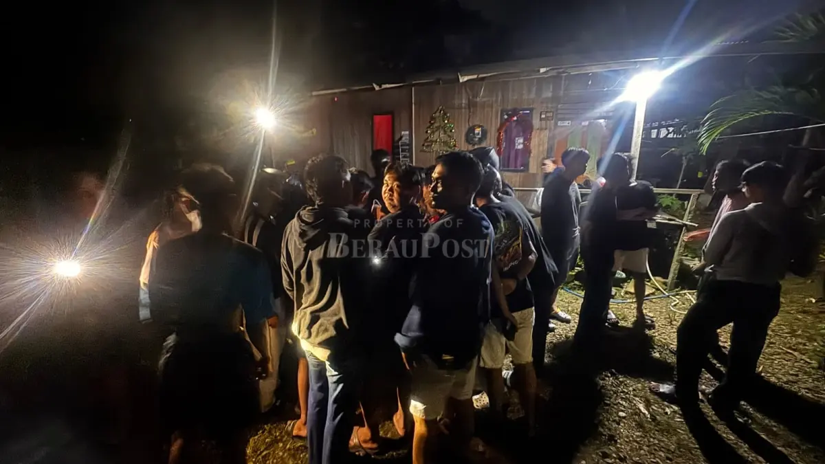 PENCARIAN: Warga bersama pihak kepolisan melakukan pencarian pelaku penikaman Selasa (28/4) malam. (BERAU POST)