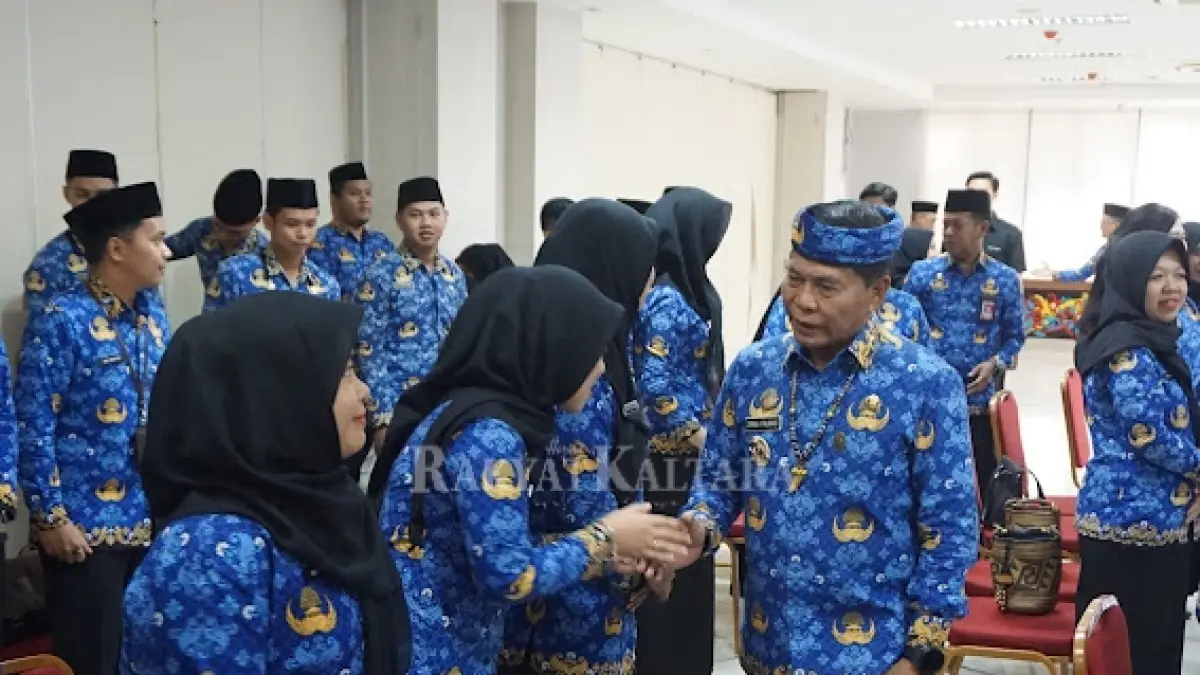 BERI UCAPAN SELAMAT: Gubernur Kaltara Zainal Arifin Paliwang menyalami ASN usai dilantik dan diambil sumpah janjinya. (FAISAL/HRK)