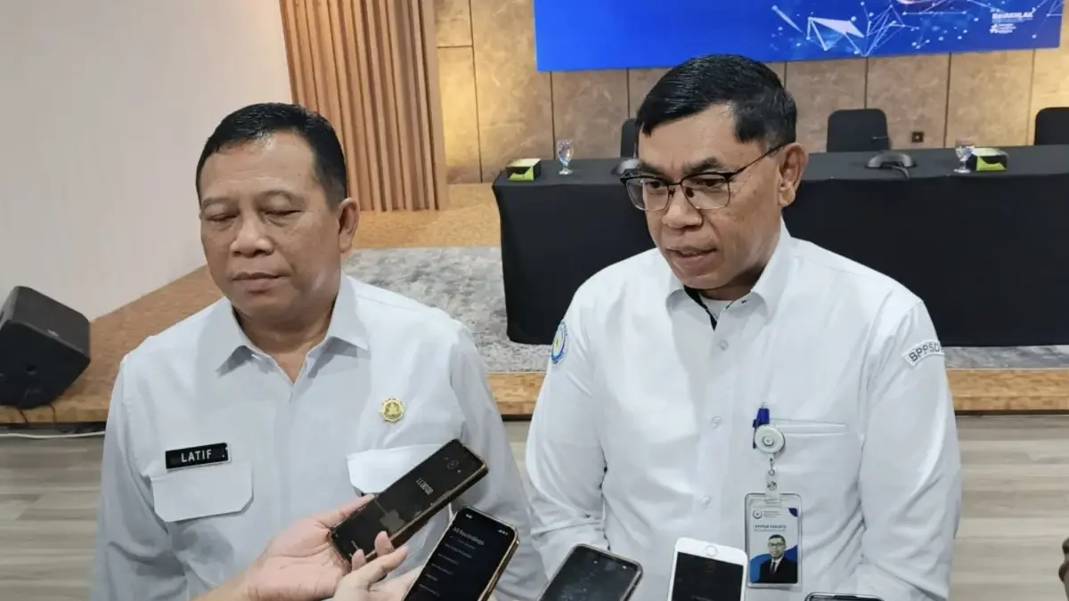 Dirjen Perikanan Tangkap, Kementerian Kelautan dan Perikanan, Lotharia Latif (Kiri) dan Badan Penyuluhan dan Pengembangan SDM Kelautan dan Perikanan (BPPSDMKP), I Nyoman Radiarta (Kanan) saat sesi doorstop di Kementerian KKP, Jakarta. (Dimas Choirul/Jawapos.com)