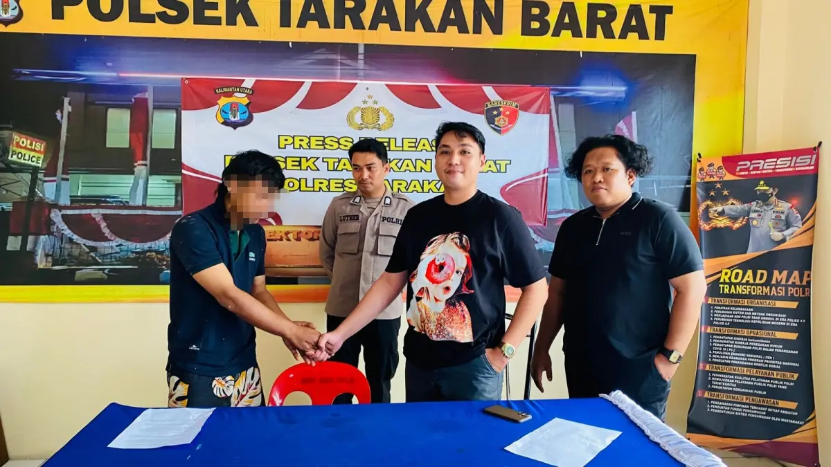 DUGAAN PENCURIAN: Terduga pelaku (kiri) saat bersalaman dengan korban dan kasus berakhir damai, Rabu (29/4). (SEPTIAN ASMADI/HRK)