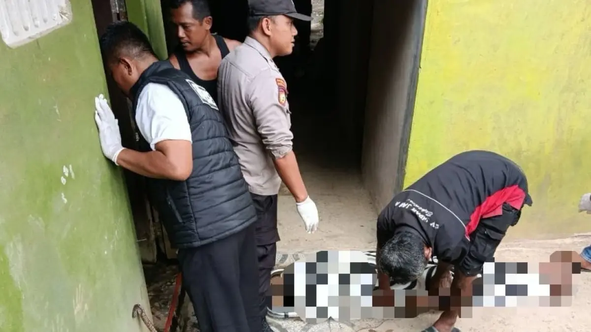 EVAKUASI: MN dievakuasi oleh petugas kepolisian dan warga untuk dibawa ke RSUD dr Abdul Rivai.(HUMAS POLRES UNTUK BP)