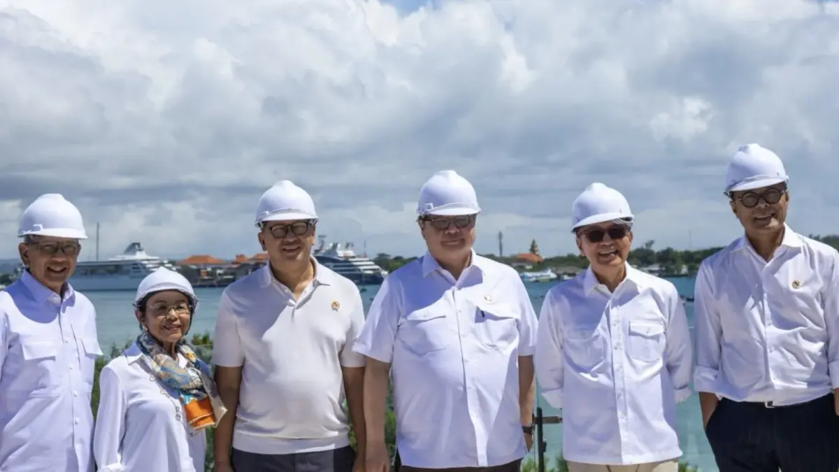 Menteri Koordinator Bidang Perekonomian Airlangga Hartarto (tengah) berfoto bersama Danantara dan pengembang-pengelola Kawasan Ekonomi Khusus (KEK) Kura Kura di Desa Serangan, Denpasar, Bali, Jumat (1/5/2026). (ANTARA)