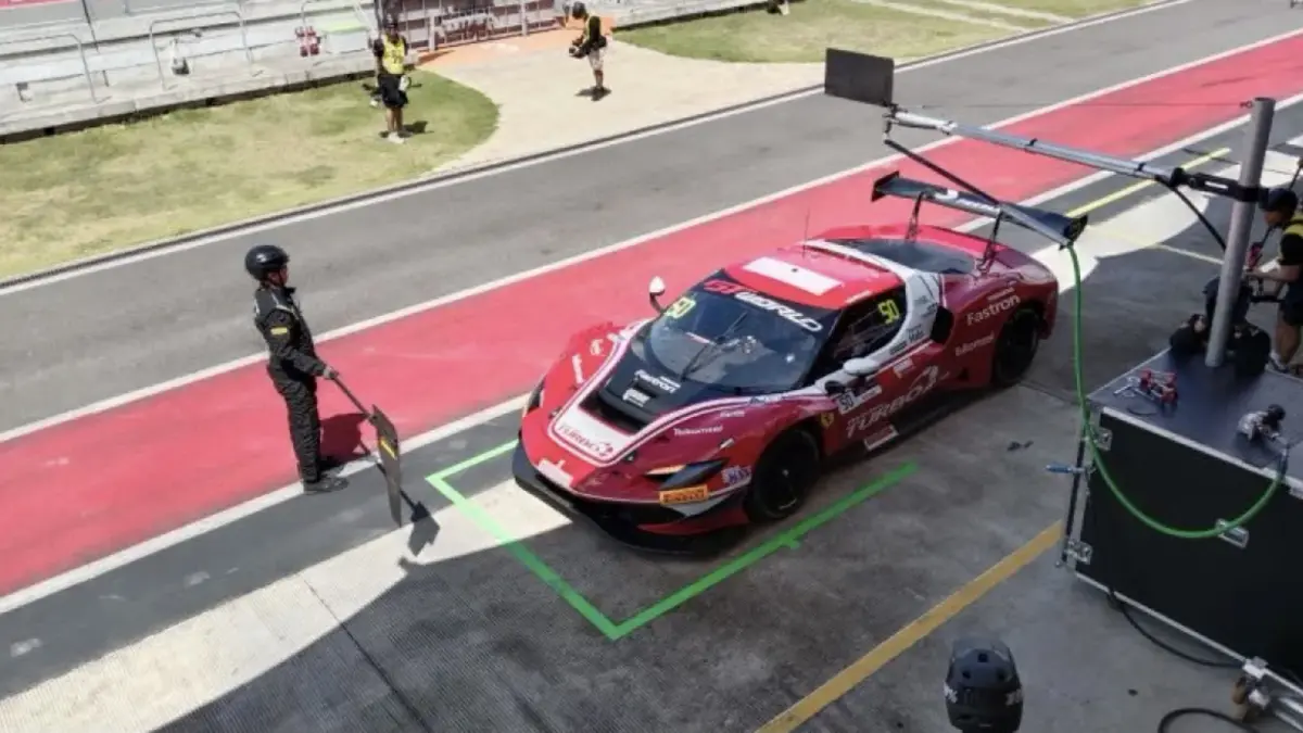 Mobil yang digunakan Sean Gelael pada ajang GT World Challenge Asia di Sirkuit Pertamina Mandalika Nusa Tenggara Barat di Lombok Tengah, Jumat (1/5/2026). (ANTARA)


