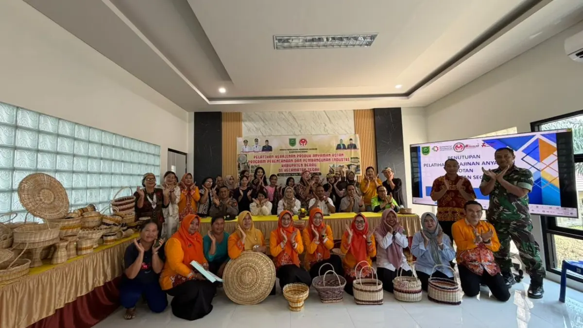 PELATIHAN ANYAMAN ROTAN: Dekranasda Berau bersama Diskoperindag Berau melaksanakan pelatihan anyaman rotan sebagai bentuk dukungan menciptakan pengrajin yang mampu menghasilkan produk sesuai keinginan pasar. (SENO/BP)