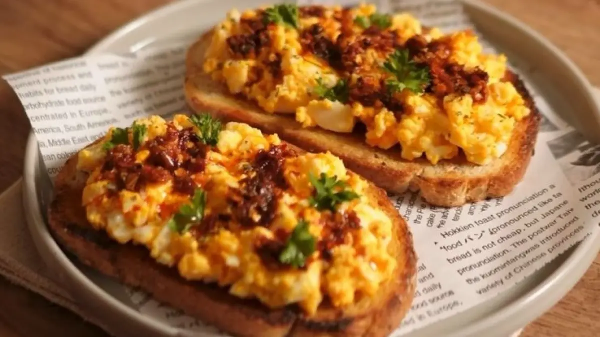 Potret egg sandwich chili oil yang praktis dan lezat. (Instagram: @kupicookie)