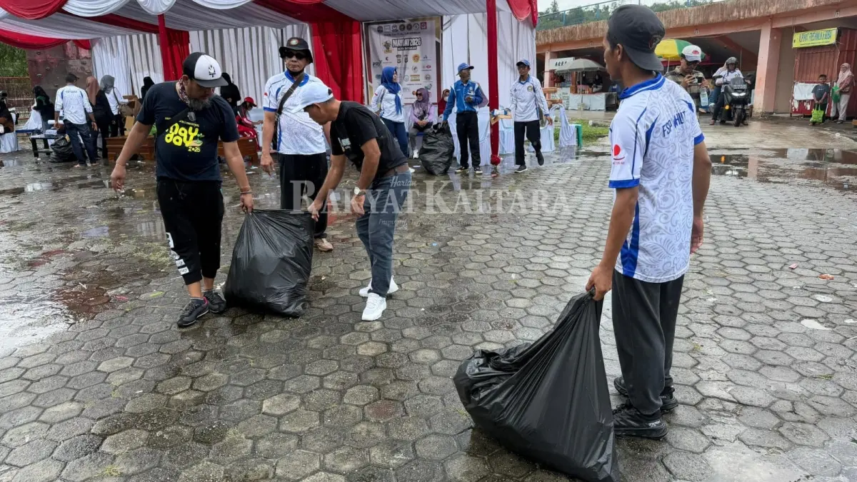 AKSI PUNGUT SAMPAH: Para pekerja melakukan aksi pungut sampah usai kegiatan May Day, Jumat (1/5). (SEPTIAN ASMADI/HRK)