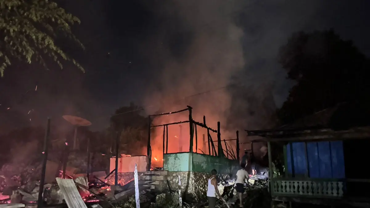 BERKOBAR: Kebakaran melanda satu rumah di RT 002 Kampung Biatan Bapinang sekira pukul 00.30 Wita, Jumat (1/5). (DISDAMKARMAT UNTUK BERAU POST)