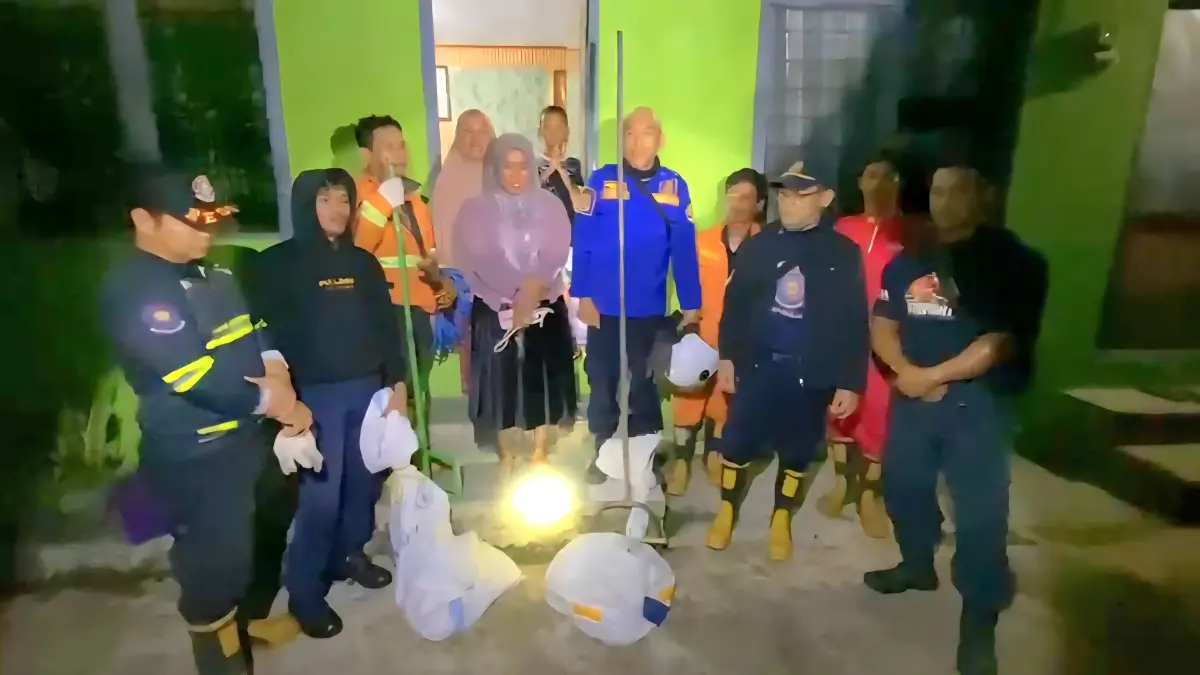 EVAKUASI: Personel Satpol PP dan PMK Tarakan mengevakuasi anjing yang diduga meresahkan warga, Kamis (30/4). (SATPOL PP DAN PMK TARAKAN UNTUK HRK)