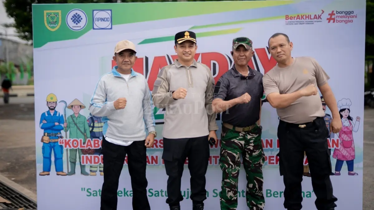 HARI BURUH: Kapolres Berau AKBP Ridho Tri Putranto bersama Kadisnakertrans Berau, Anang Saprani usai melaunching Aplikasi Desk Ketenagakerjaan Polri. (BERAU POST)