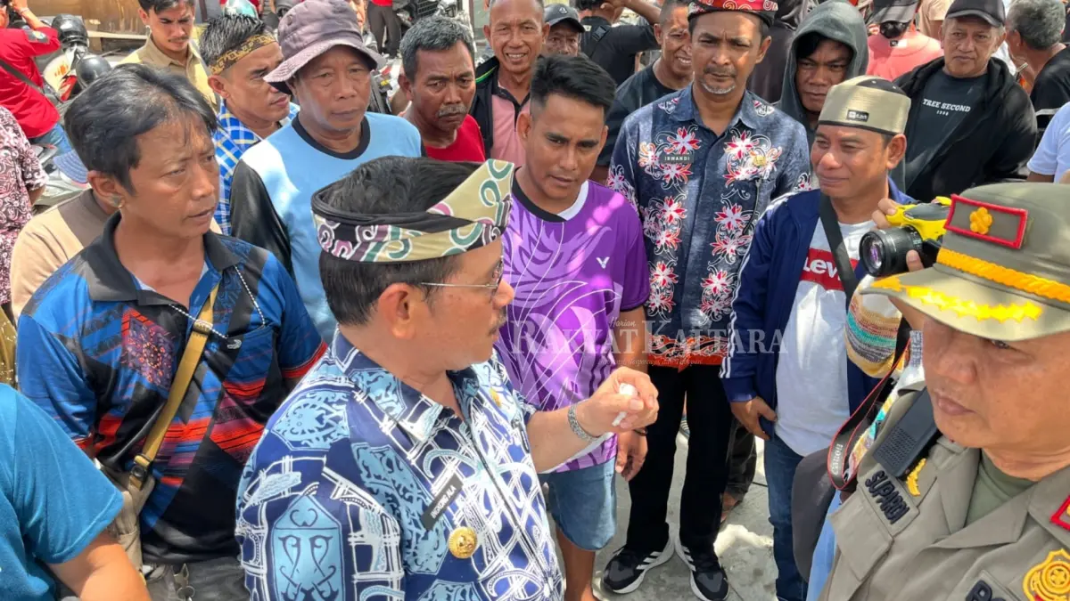 HARI BURUH: Wagub Kaltara Ingkong Ala berdialog dengan para buruh dalam peringatan Hari Buruh Internasional, kemarin. (FAISAL/HRK )