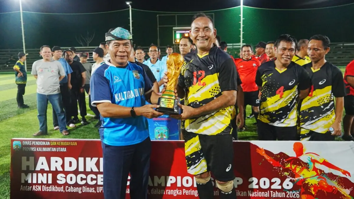 TURNAMEN: Gubernur Kaltara, Zainal A. Paliwang (kiri) menyerahkan piala kepada Satuan Pendidikan Kabupaten Malinau yang meraih juara pertama Hardiknas Mini Soccer 2026. (DKISP KALTARA)