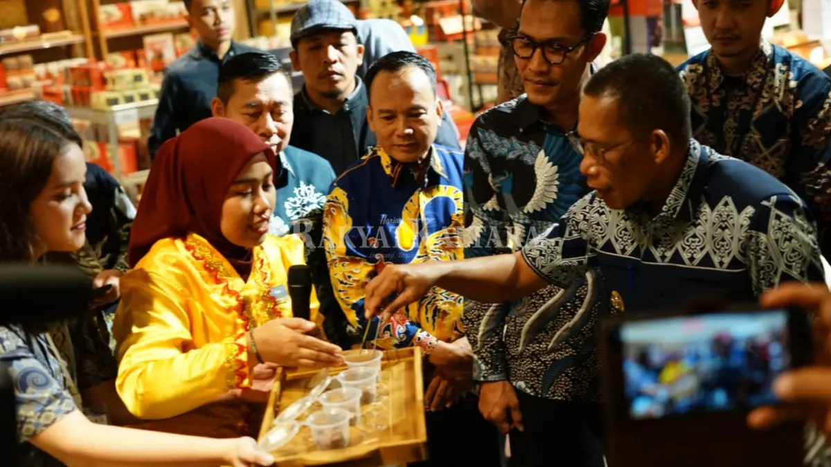 BULUNGAN BERKARYA: Bupati Bulungan Syarwani melihat produk unggulan UMKM yang masuk gerai khusus UMKM di Mall Sarinah, Jakarta. (PEMKAB BULUNGAN)