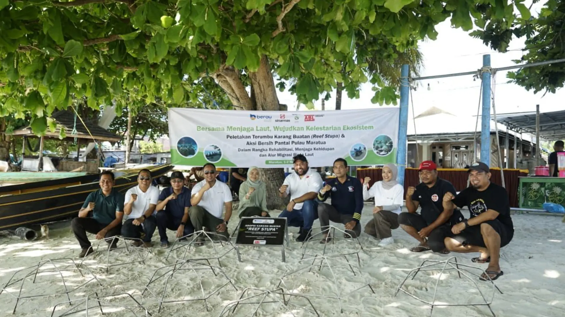 MEMBUAT REEF STUPA: Sebelum melaksanakan peletakan terumbu karang buatan, seluru peserta kegiatan mendengarkan pemaparan serta penjelasan dari pengurus Pokdarwis Payung-Payung terkait pembuatan reef stupa. (PT BERAU COAL UNTUK BP)