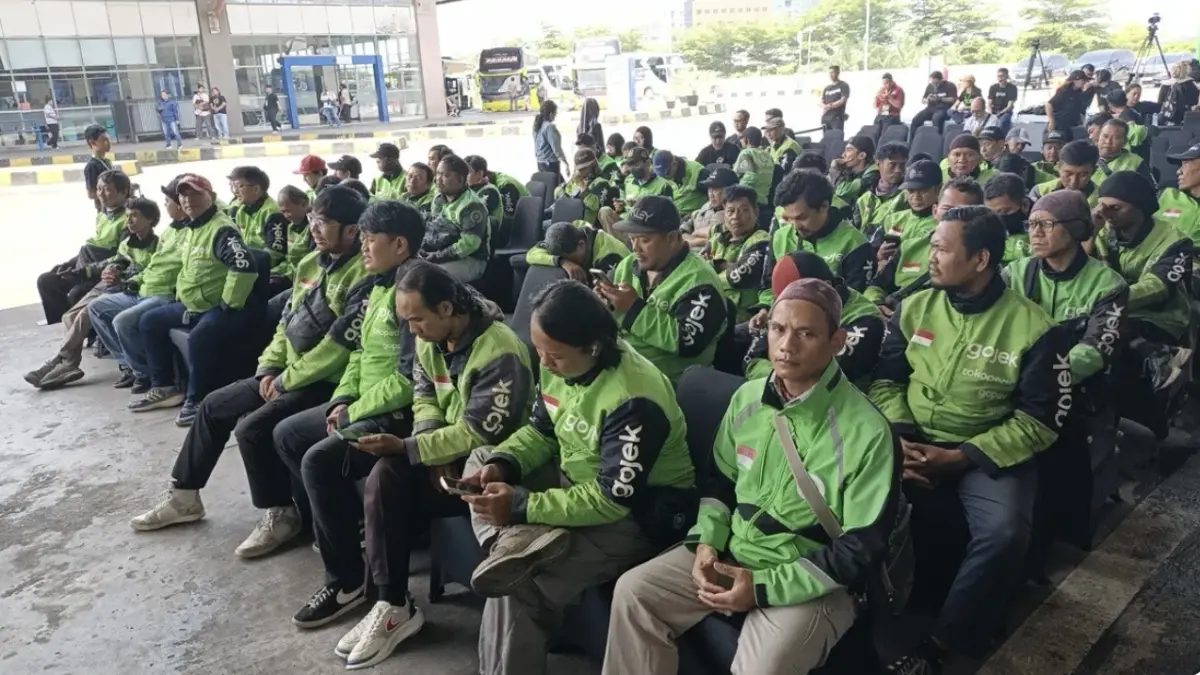 Para pengemudi ojek online (ojol). (Dimas Choirul/Jawapos.com)

