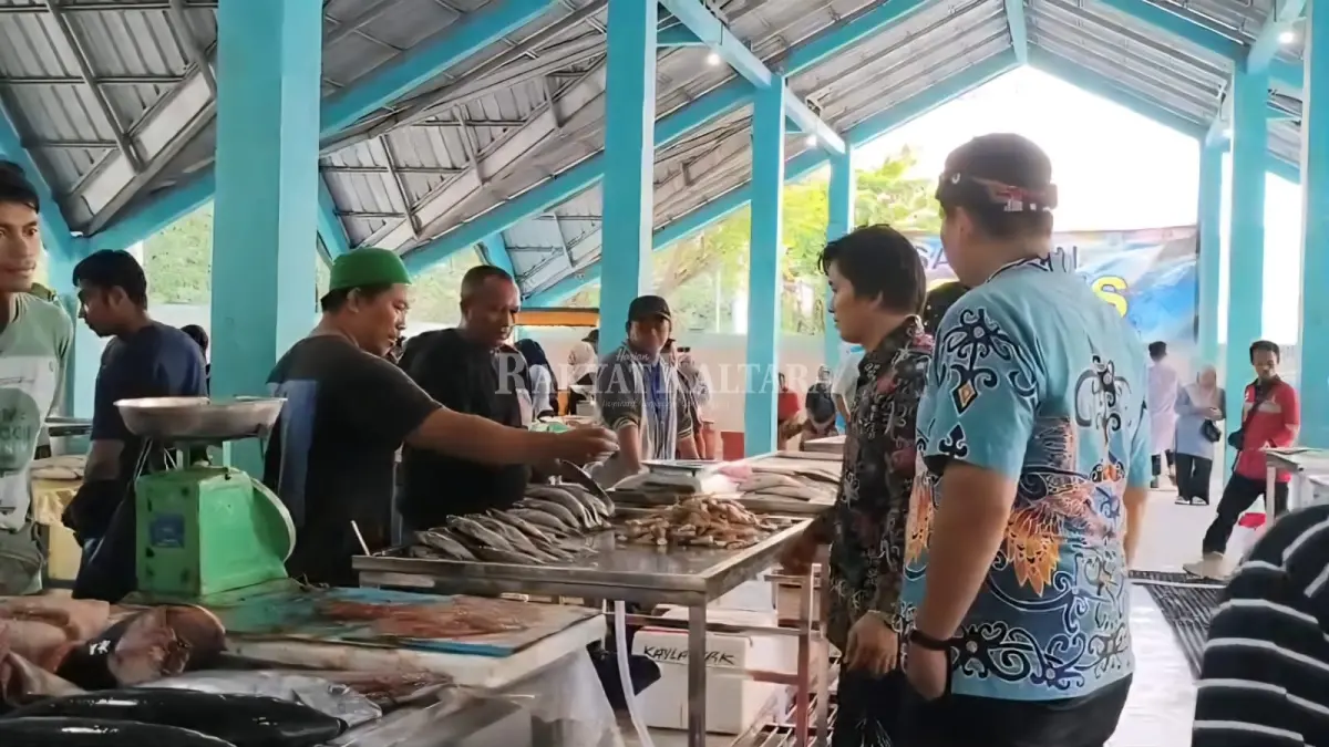PASAR MURAH: DKP Kaltara saat menggelar pasar ikan murah dan meresmikan pasar ikan higienis, Minggu (3/5). (SEPTIAN ASMADI/HRK)