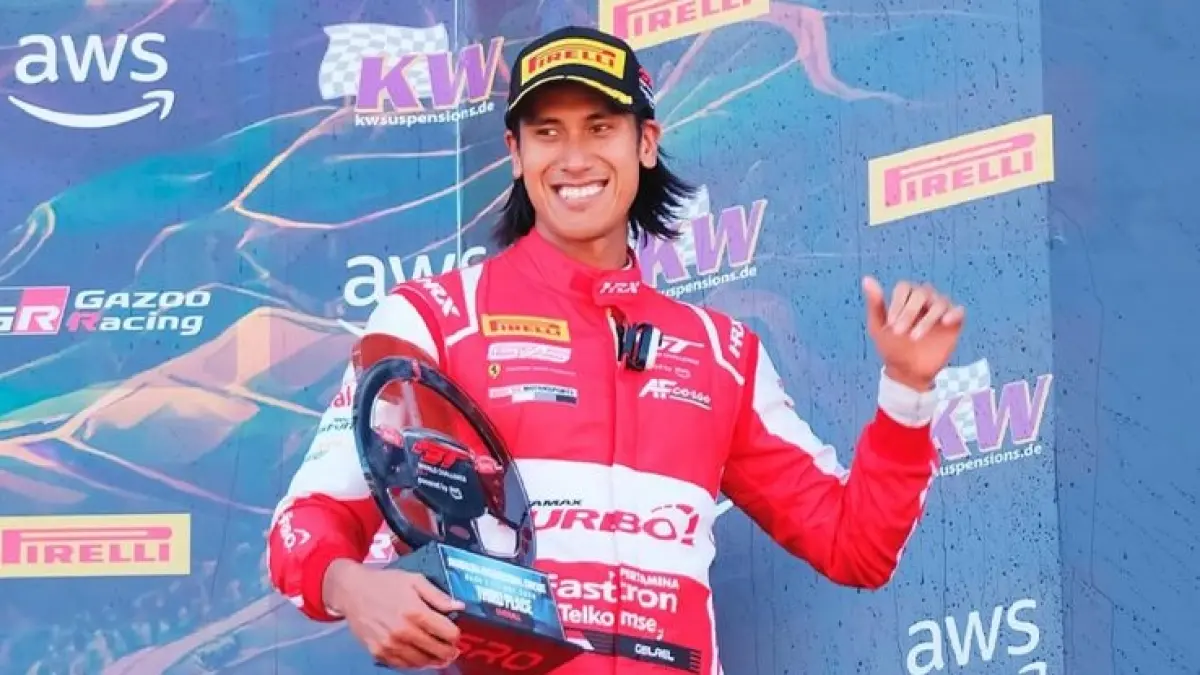 Pembalap Indonesia Sean Gelael usai meraih juara 3 pada&nbsp;GT World Challenge Asia (GTWCA) di Sirkuit Internasional Pertamina Mandalika, Lombok, Nusa Tenggara Barat, Minggu. (Instagram: @pertamaxseries.id)