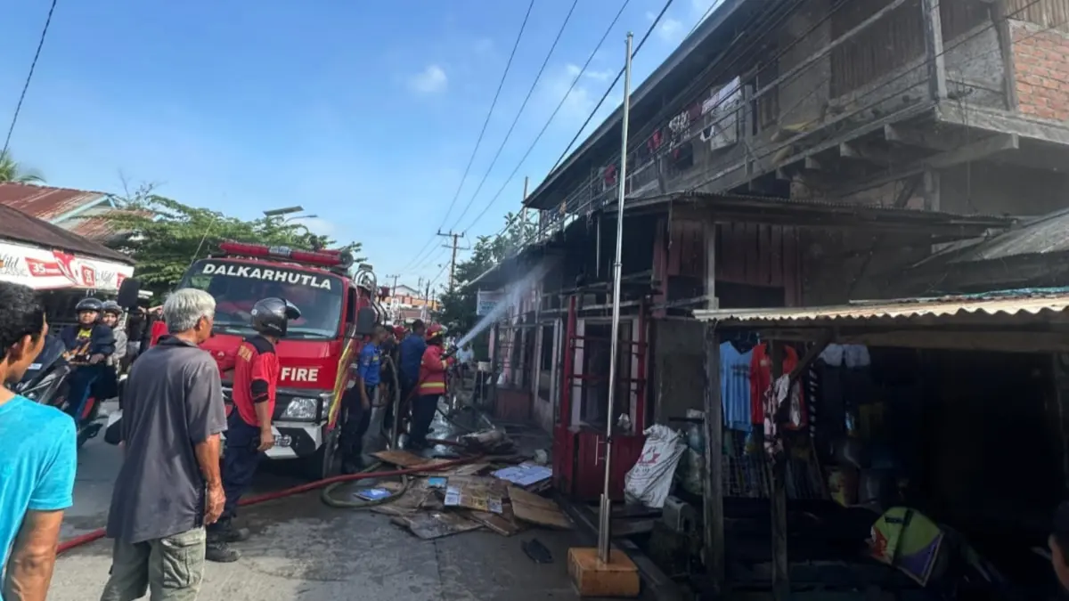TERBAKAR: Kontrakan dua pintu nyaris jadi korban amukkan si jago merah. (DISDAMKARMAT UNTUK BERAU POST)