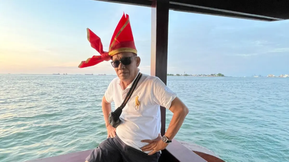 WISATA: Naik perahu phinisi di selat antara CPI dan Pulau Lae-Lae yang disebut seperti Selat Hormuz. (DOK PRIBADI)