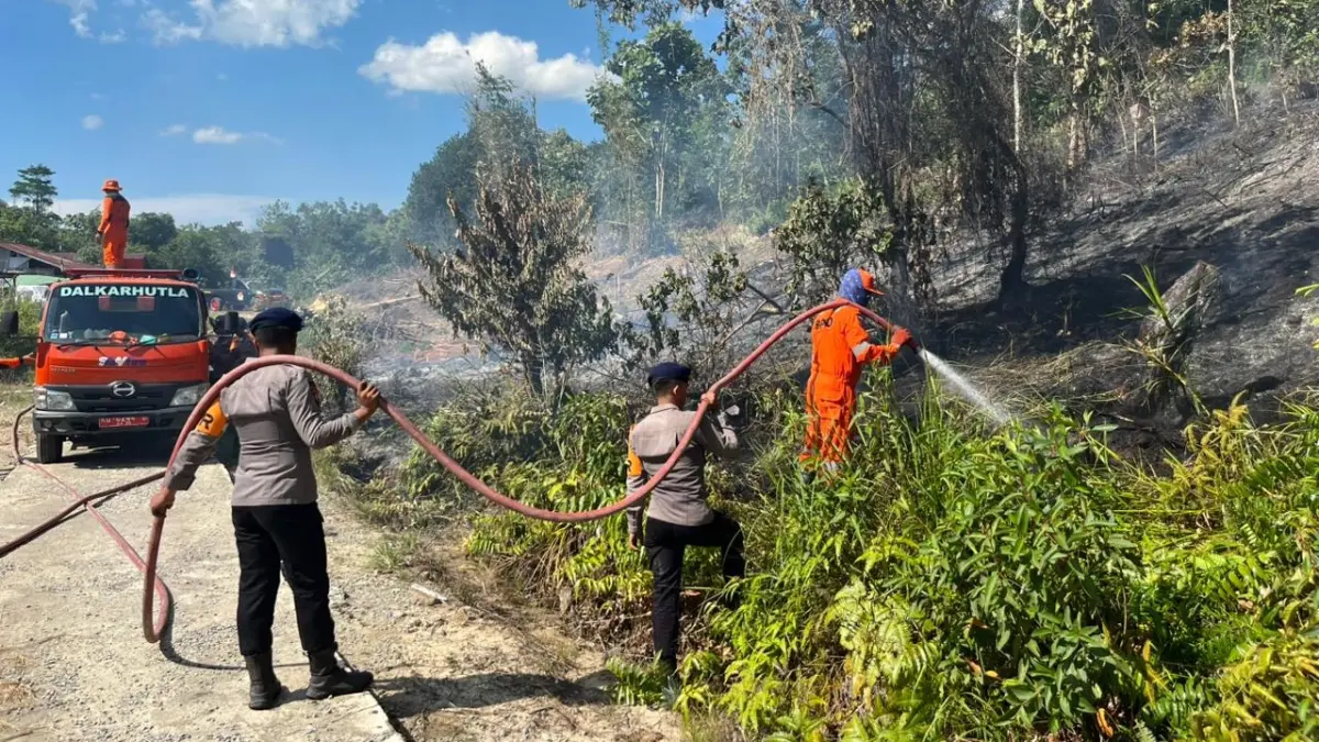 ATASI KARHUTLA: Personel Kompi 1 Batalyon A Pelopor Satbrimob Polda Kaltara membantu menangani karhutla di kawasan Jalan Jelarai. (POLDA KALTARA )